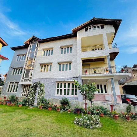 The Khayabaan - Luxurious Home Stay Away From Home Srīnagar Esterno foto