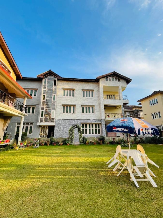 The Khayabaan - Luxurious Home Stay Away From Home Srīnagar Esterno foto