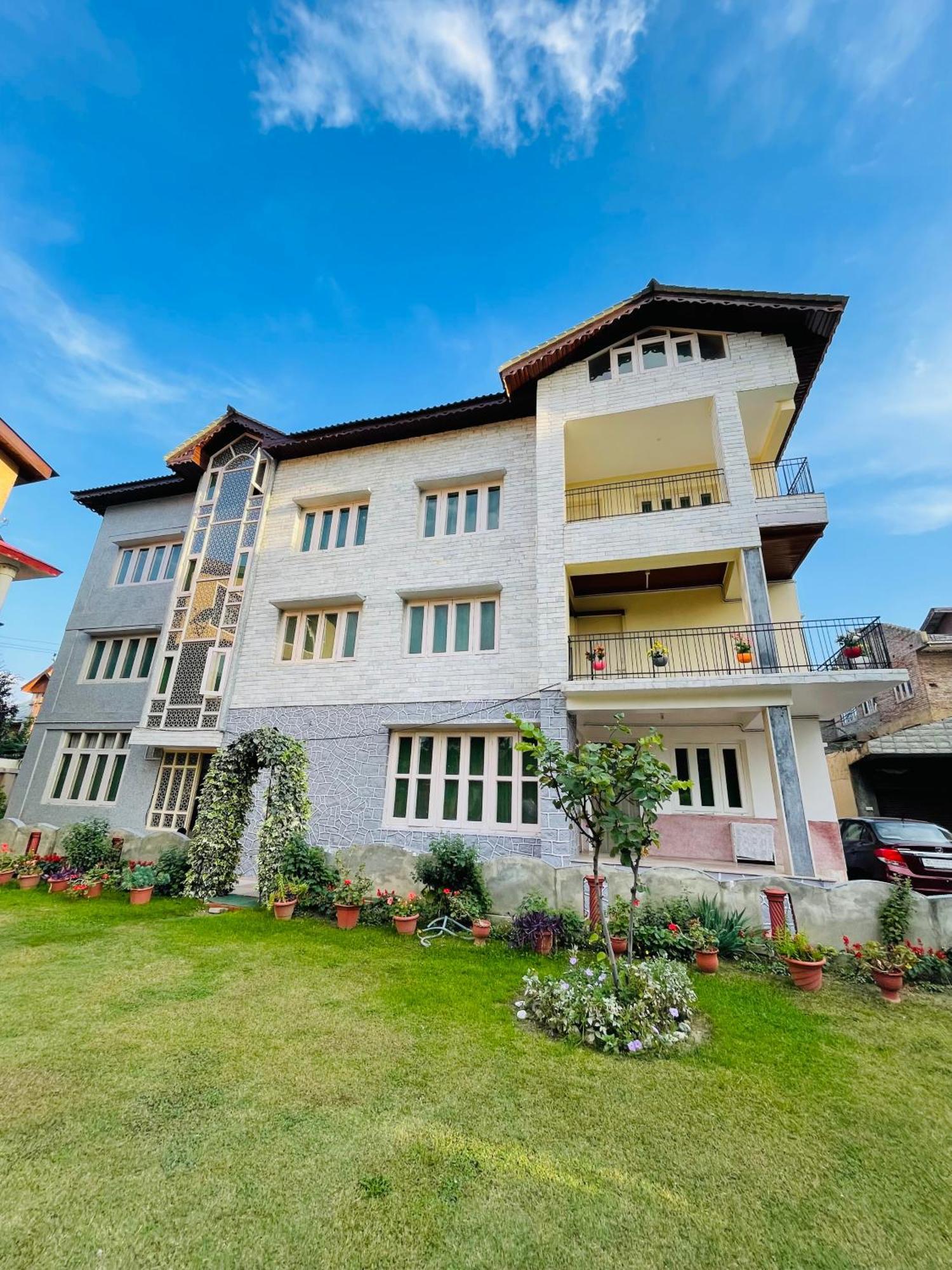 The Khayabaan - Luxurious Home Stay Away From Home Srīnagar Esterno foto