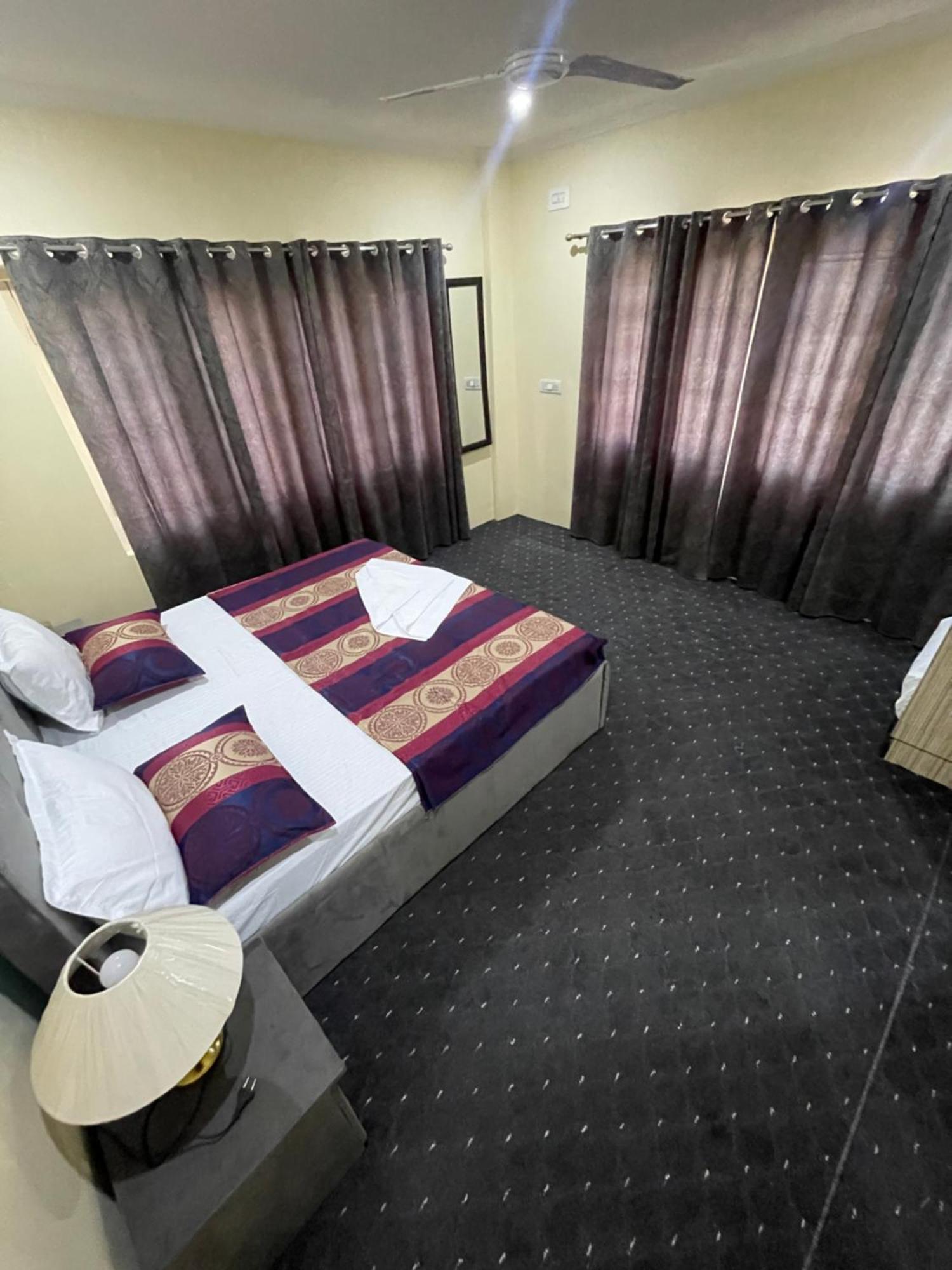 The Khayabaan - Luxurious Home Stay Away From Home Srīnagar Esterno foto