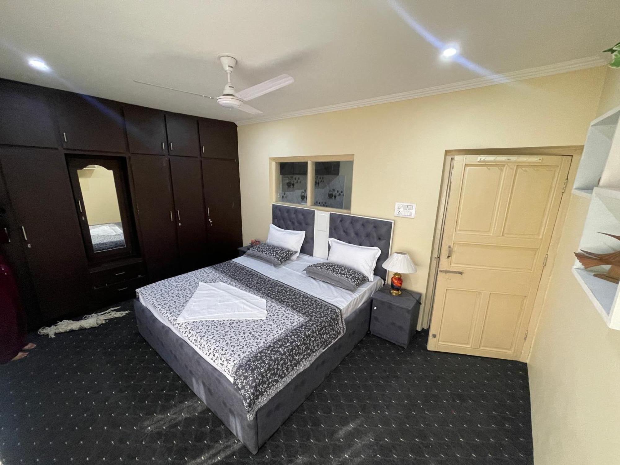 The Khayabaan - Luxurious Home Stay Away From Home Srīnagar Esterno foto