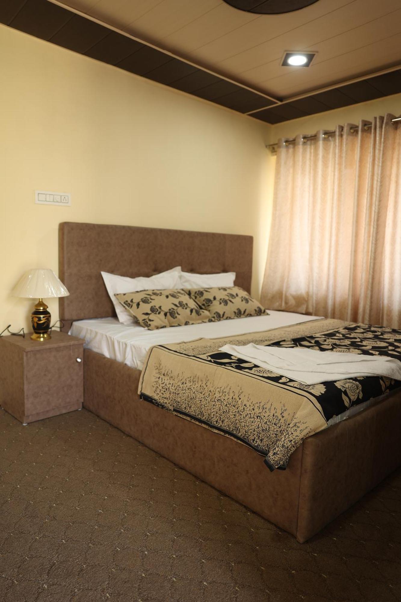 The Khayabaan - Luxurious Home Stay Away From Home Srīnagar Esterno foto