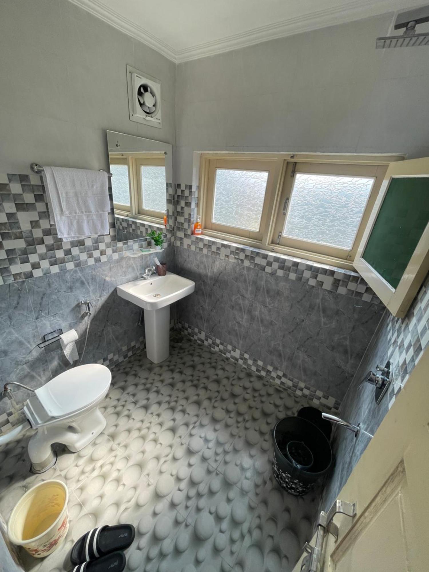 The Khayabaan - Luxurious Home Stay Away From Home Srīnagar Esterno foto