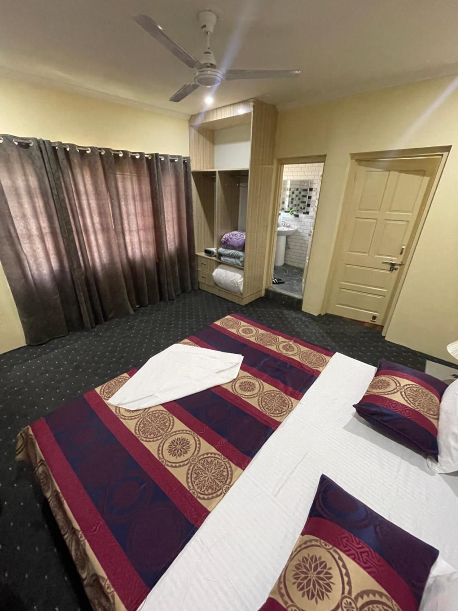 The Khayabaan - Luxurious Home Stay Away From Home Srīnagar Esterno foto