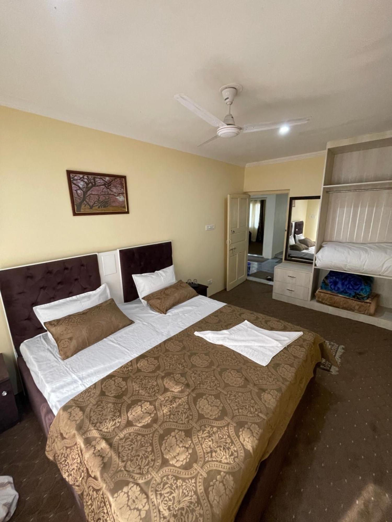 The Khayabaan - Luxurious Home Stay Away From Home Srīnagar Esterno foto
