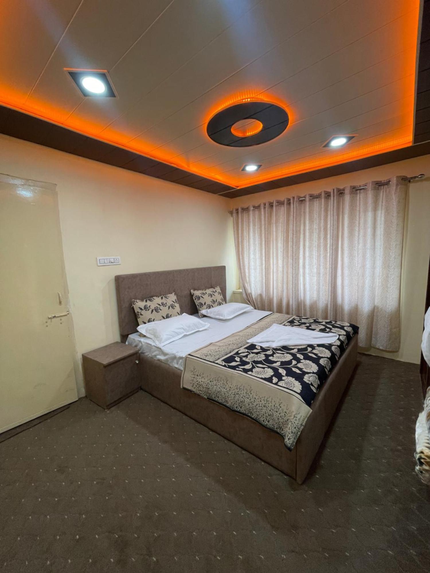 The Khayabaan - Luxurious Home Stay Away From Home Srīnagar Esterno foto