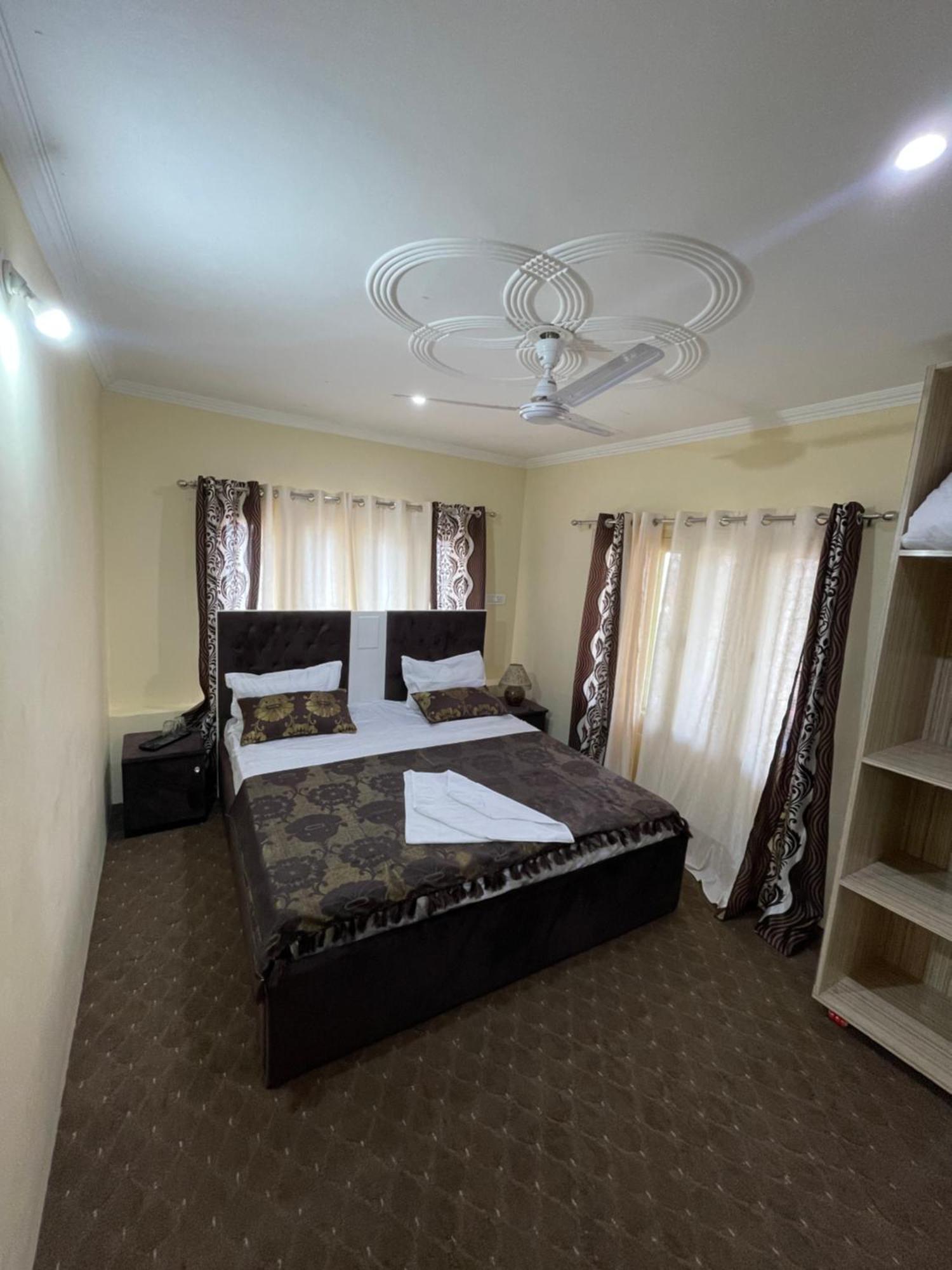 The Khayabaan - Luxurious Home Stay Away From Home Srīnagar Esterno foto