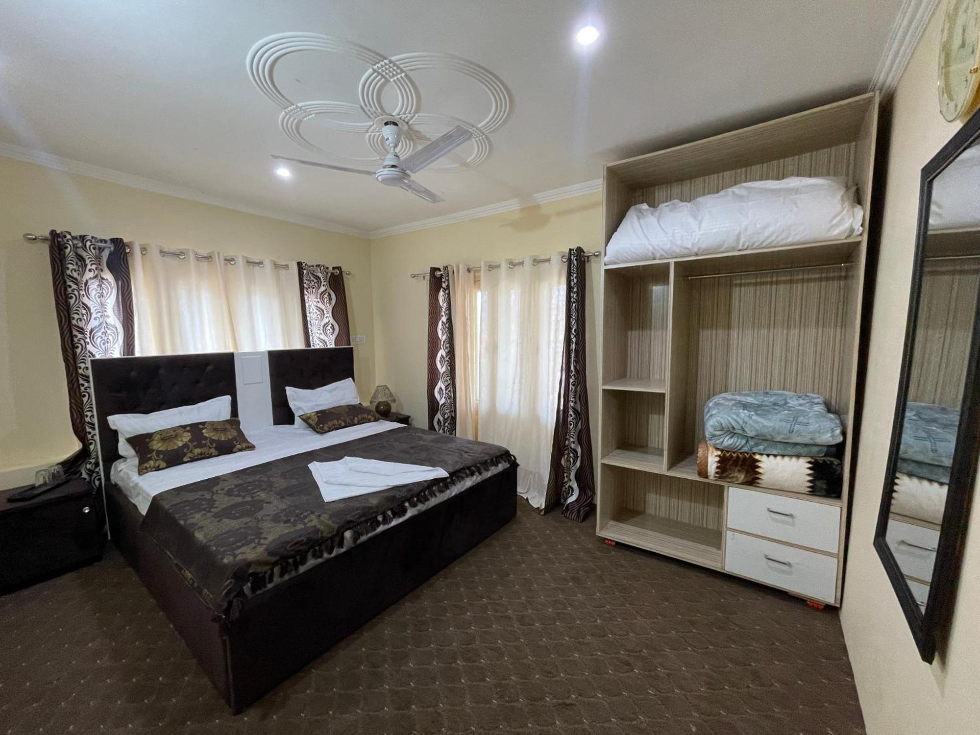 The Khayabaan - Luxurious Home Stay Away From Home Srīnagar Esterno foto