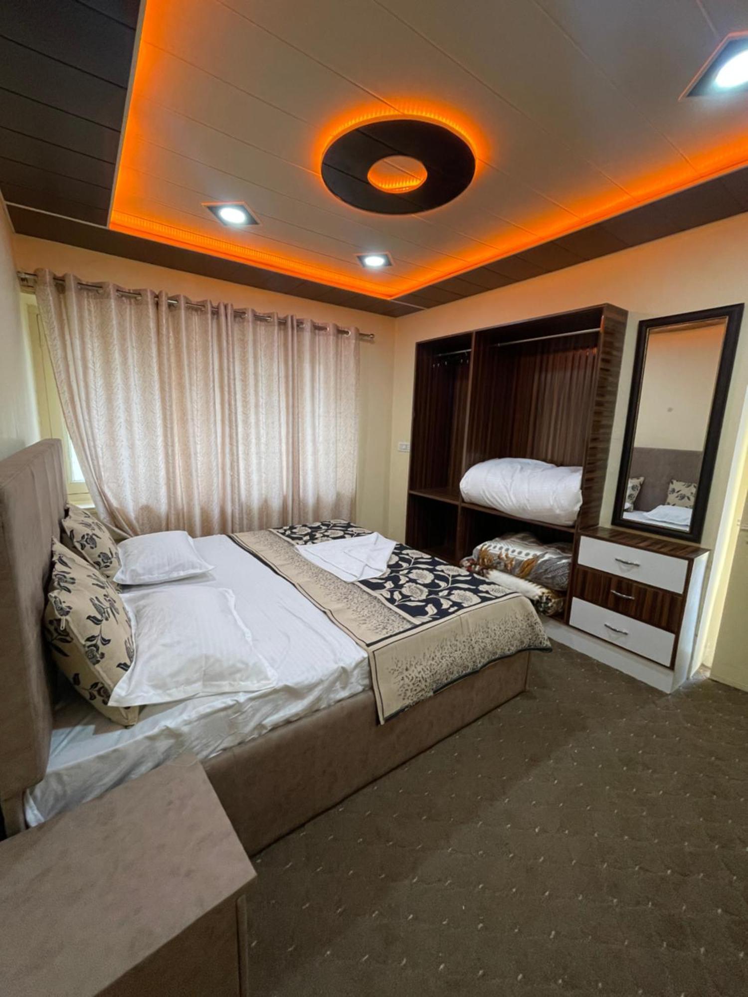 The Khayabaan - Luxurious Home Stay Away From Home Srīnagar Esterno foto