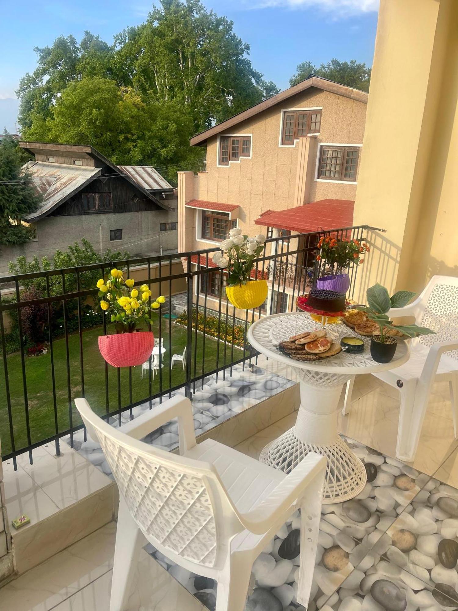 The Khayabaan - Luxurious Home Stay Away From Home Srīnagar Esterno foto