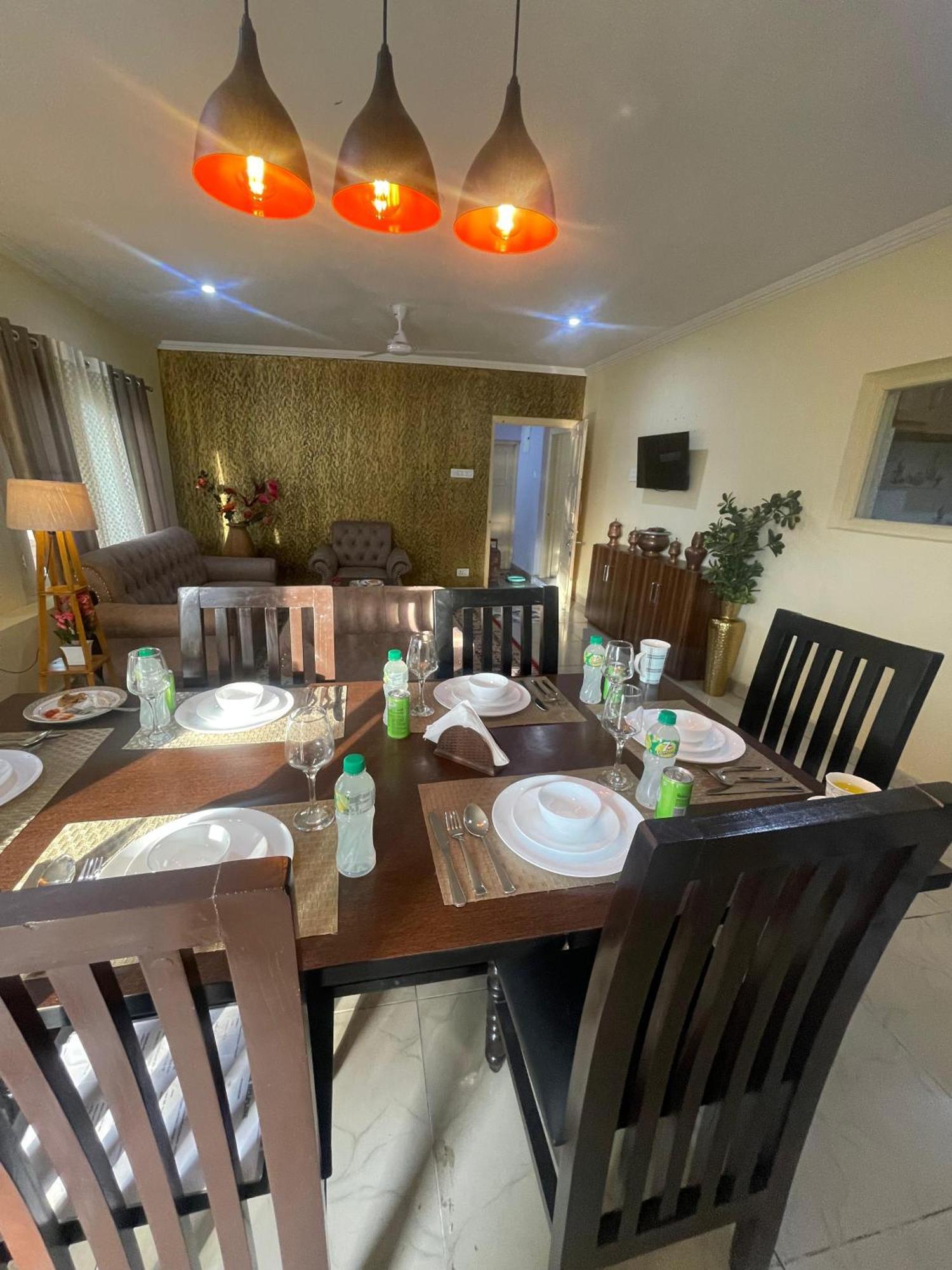 The Khayabaan - Luxurious Home Stay Away From Home Srīnagar Esterno foto