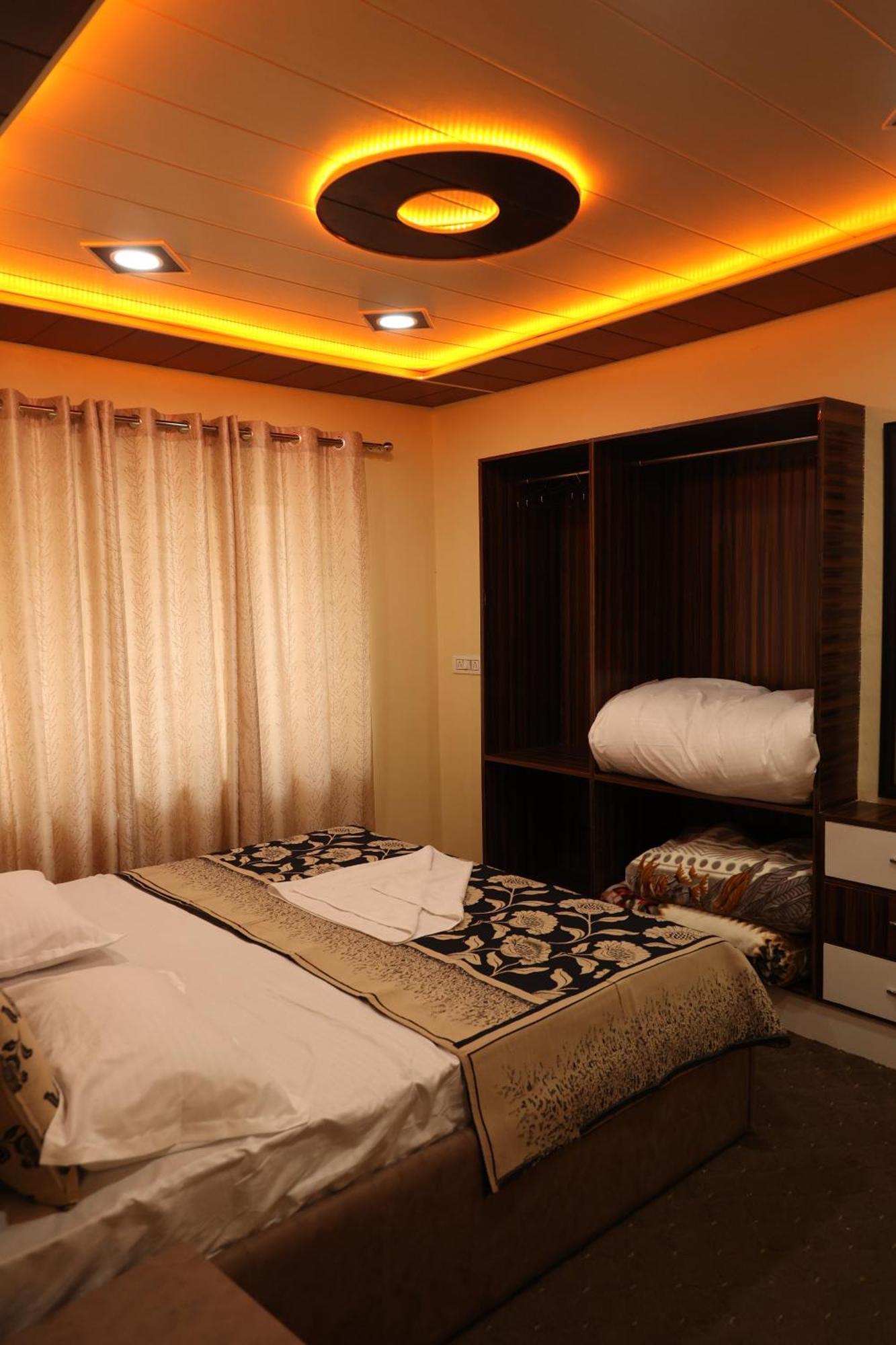 The Khayabaan - Luxurious Home Stay Away From Home Srīnagar Esterno foto